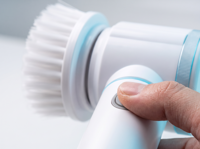 Appuyer sur le bouton de la brosse électrique